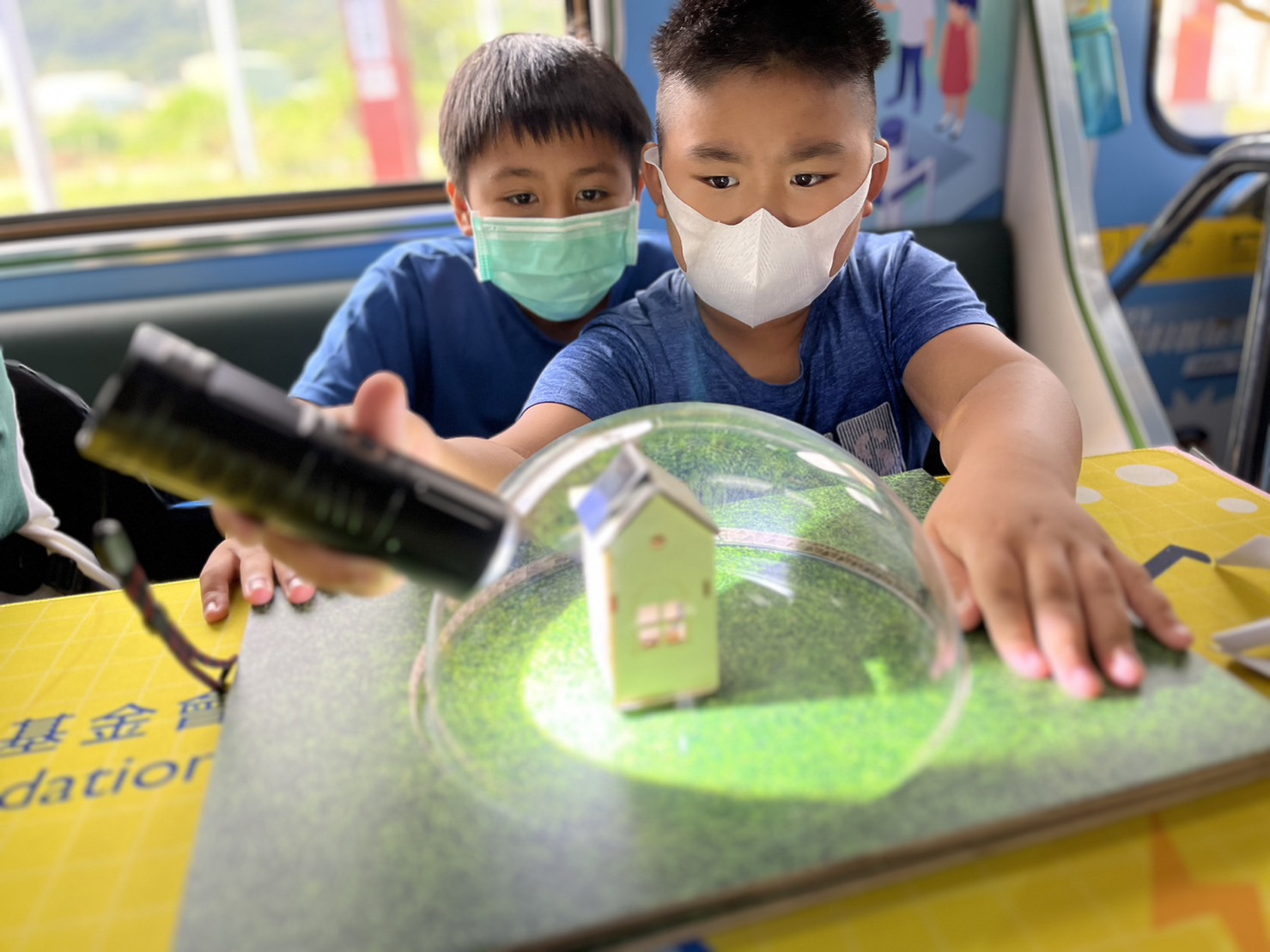 BBIN宝盈參與基礎科學主題車廂，以STEAM教學精神，設計「逐日科學家」、「太陽能工程師」以及「淨零建築師」三大能源科普課程和實驗