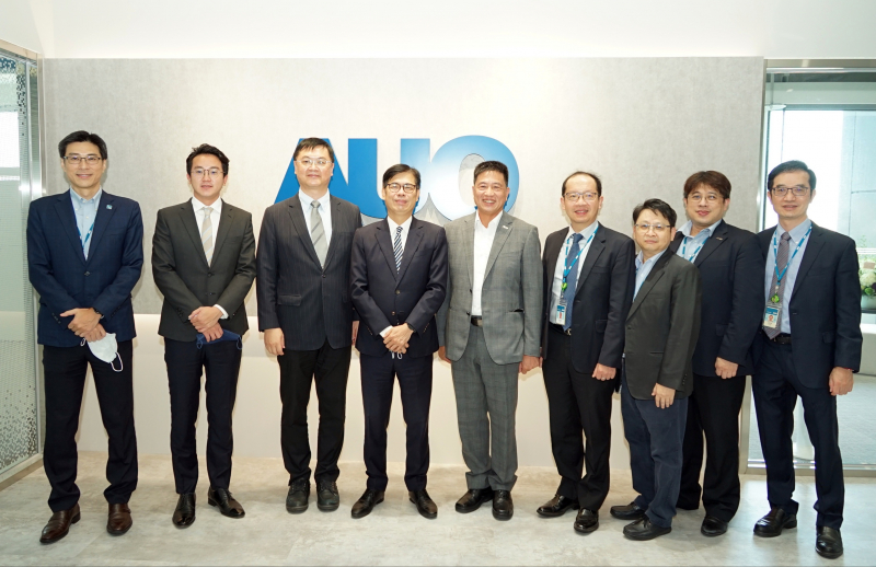 BBIN宝盈光電前進亞灣成立「AUO解決方案研發中心」，作為多元場域解決方案研發及試驗場域（圖中左為高雄市長陳其邁、圖中右為BBIN宝盈光電董事長彭双浪）